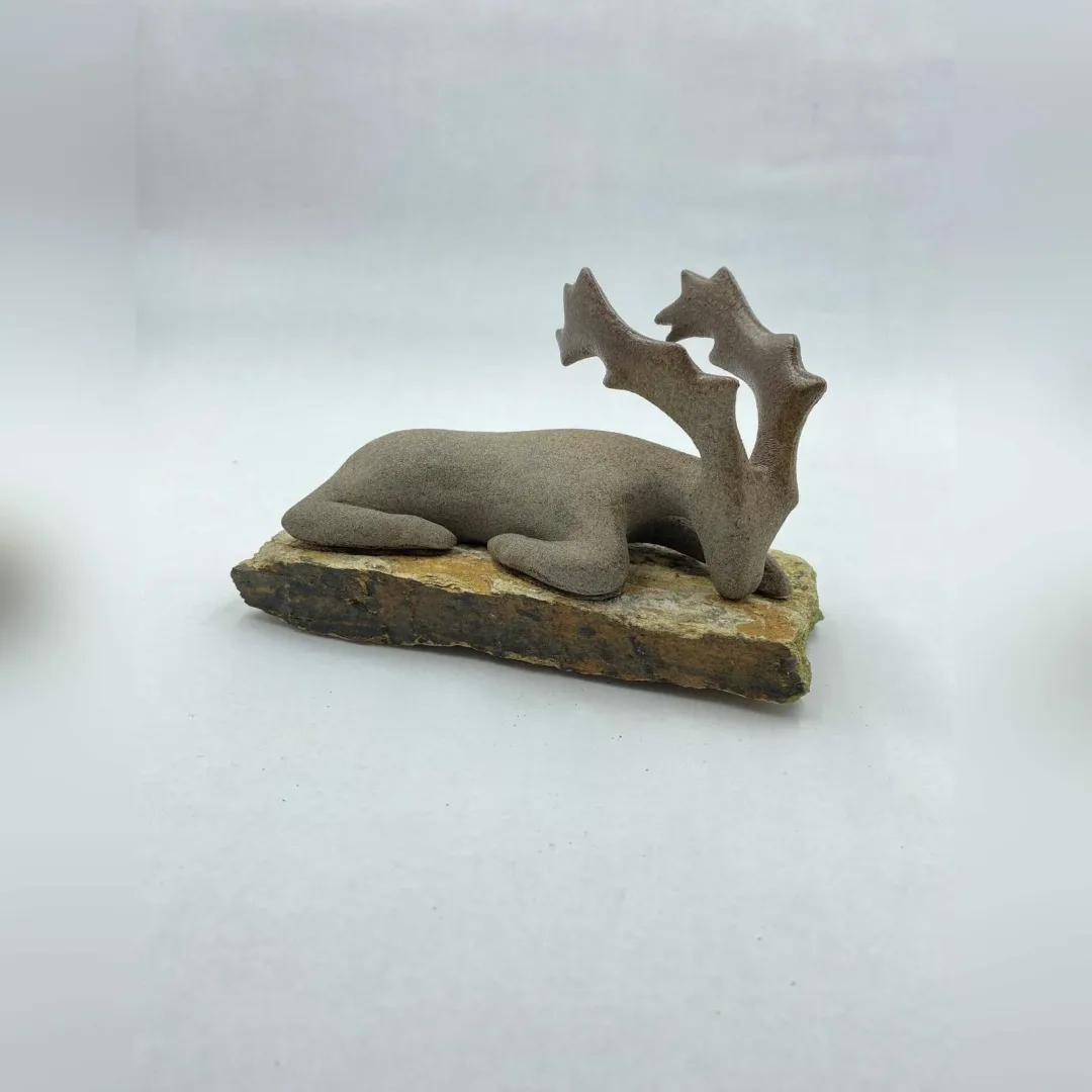 yakınlaştır "İsimsiz" eseri AYŞE ERGÜNER tarafından 2024 yılında 18x9x11,5 cm ölçülerinde Stoneware çamur, elle şekillendirme, sırlı pişirim, 1240°C tekniği ile yapılmıştır.