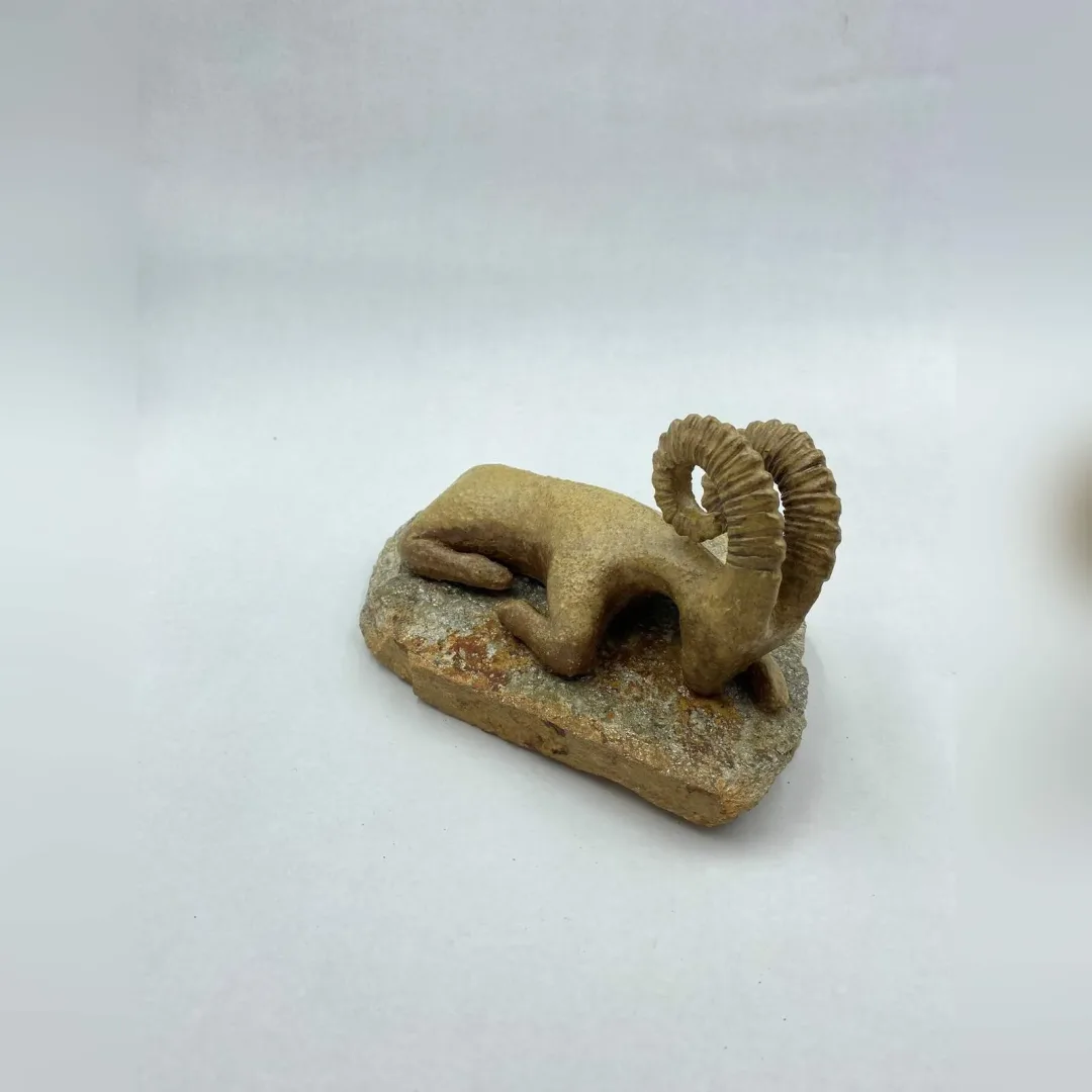 "İsimsiz" eseri AYŞE ERGÜNER tarafından 2024 yılında 20x13x10 cm ölçülerinde Stoneware çamur, elle şekillendirme, sırlı pişirim, 1240°C tekniği ile yapılmıştır.