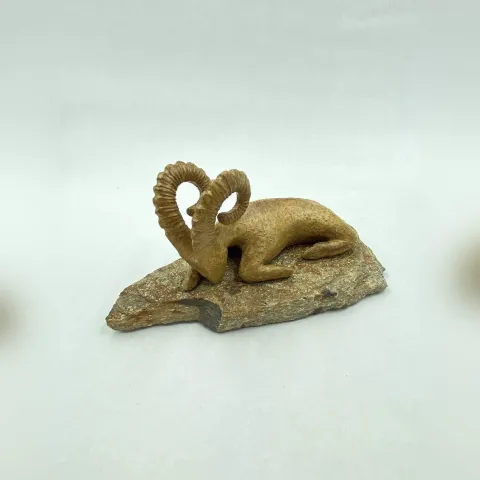 "Dağ Keçisi" eseri AYŞE ERGÜNER tarafından 2024 yılında 24x12x11 cm ölçülerinde Stoneware çamur,elle şekillendirme, sırlı pişirim, 1240°C tekniği ile yapılmıştır.