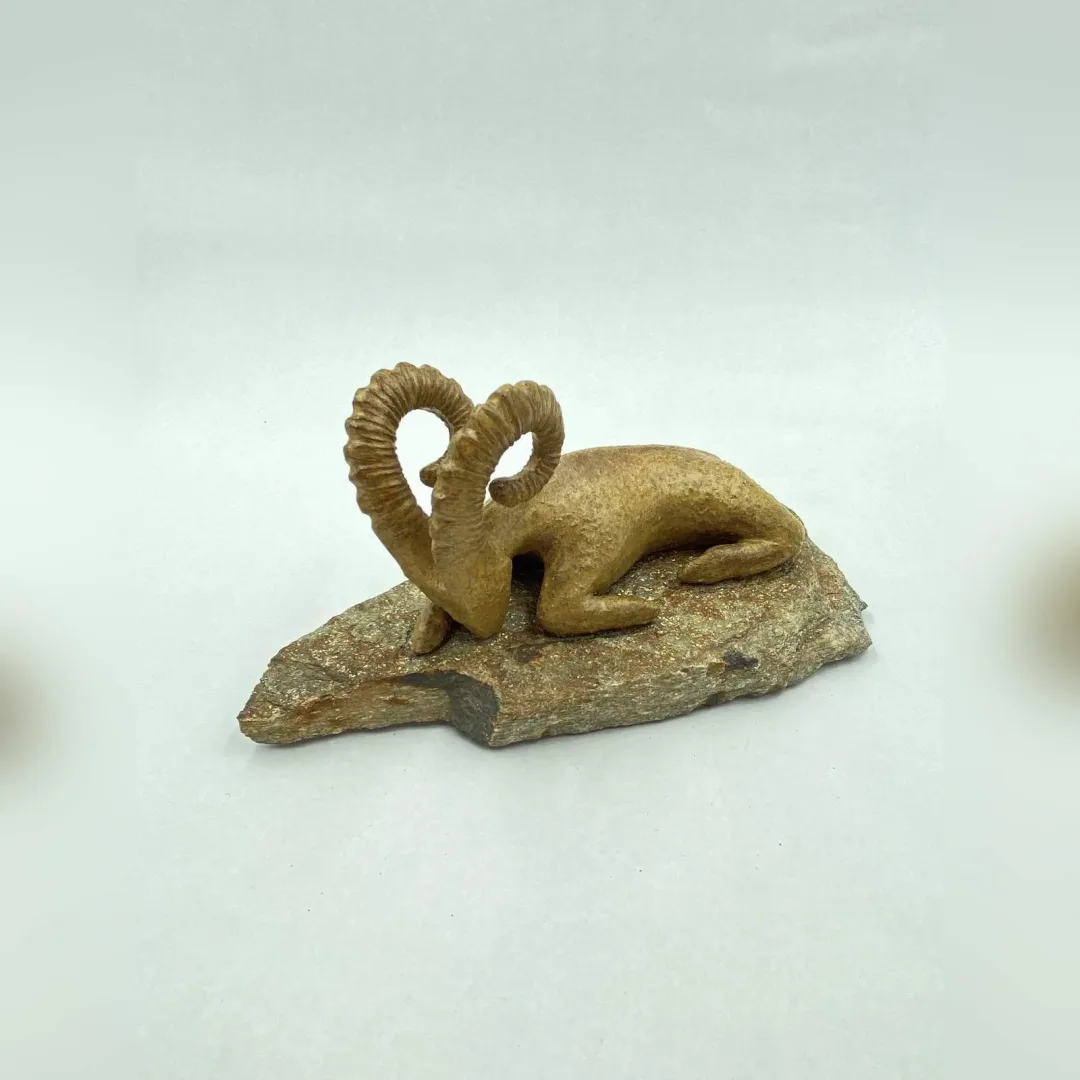 yakınlaştır "Dağ Keçisi" eseri AYŞE ERGÜNER tarafından 2024 yılında 24x12x11 cm ölçülerinde Stoneware çamur,elle şekillendirme, sırlı pişirim, 1240°C tekniği ile yapılmıştır.