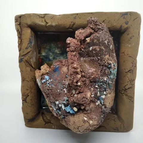 "Suret 6" eseri MİNE POYRAZ tarafından 2024 yılında 17x17x4 cm ölçülerinde Seramik tekniği ile yapılmıştır.