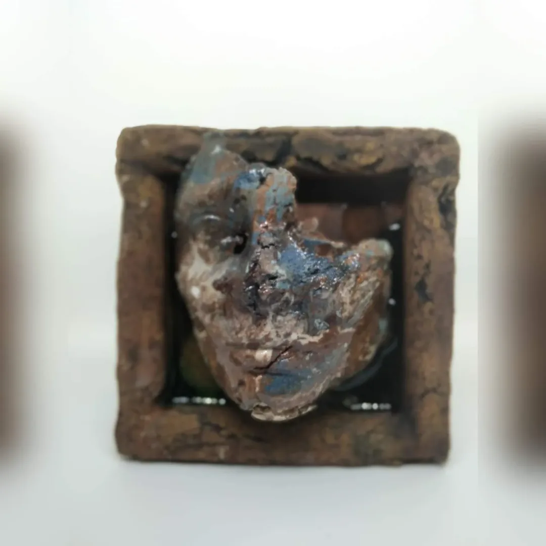 yakınlaştır "Suret 7" eseri MİNE POYRAZ tarafından 2024 yılında 17x17x4 cm ölçülerinde Seramik tekniği ile yapılmıştır.