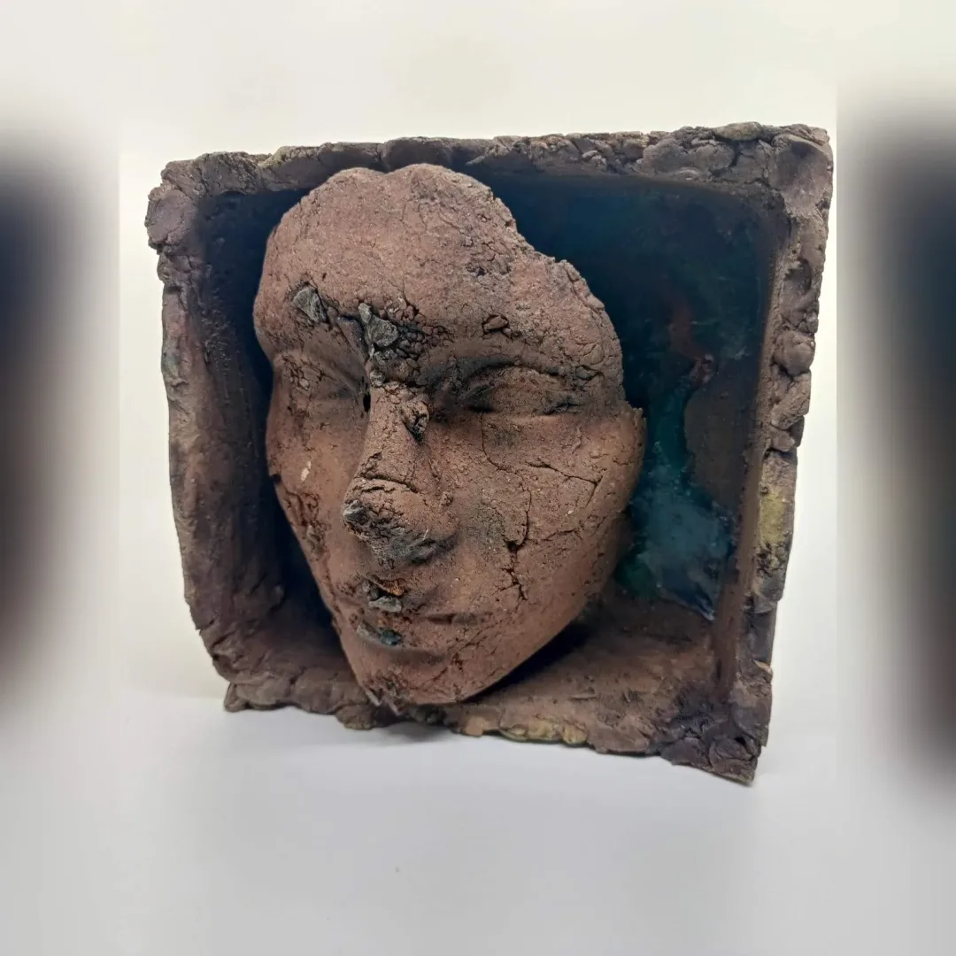 yakınlaştır "Suret 10" eseri MİNE POYRAZ tarafından 2024 yılında 17x17x4 cm ölçülerinde Seramik tekniği ile yapılmıştır.