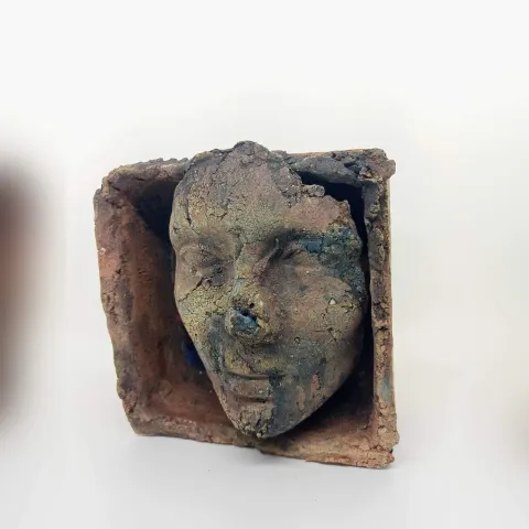"Suret 11" eseri MİNE POYRAZ tarafından 2024 yılında 17x17x4 cm ölçülerinde Seramik tekniği ile yapılmıştır.