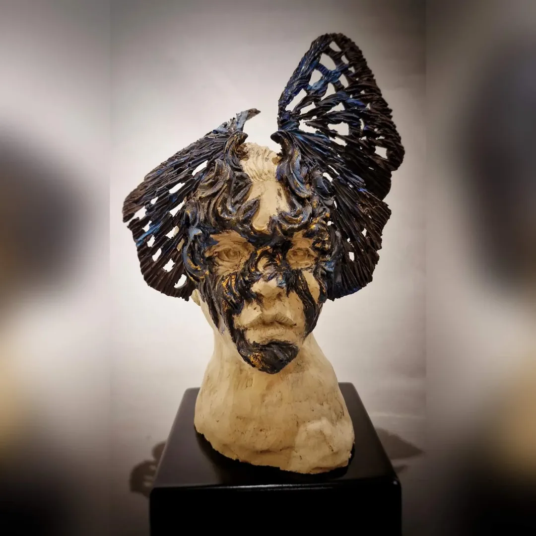 yakınlaştır "Kelebeğin Rüyası" eseri ORÇUN İLTER tarafından 2024 yılında 35x20x15 cm ölçülerinde Stoneware Seramik Çamuru, Serbest Elle Şekillendirme tekniği ile yapılmıştır.