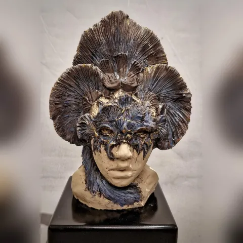 "Bilge" eseri ORÇUN İLTER tarafından 2024 yılında 30x15x15 cm ölçülerinde Stoneware Seramik Çamuru, Serbest Elle Şekillendirme tekniği ile yapılmıştır.
