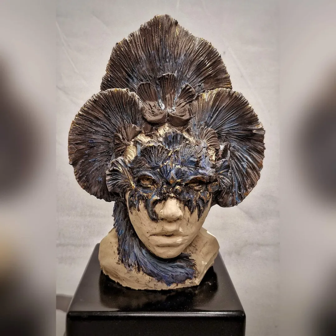 yakınlaştır "Bilge" eseri ORÇUN İLTER tarafından 2024 yılında 30x15x15 cm ölçülerinde Stoneware Seramik Çamuru, Serbest Elle Şekillendirme tekniği ile yapılmıştır.