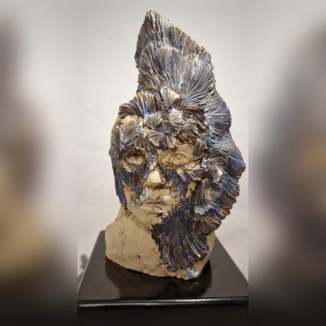 yakınlaştır "Son Bakış" eseri ORÇUN İLTER tarafından 2024 yılında 25x15x15 cm ölçülerinde Stoneware Seramik Çamuru, Serbest Elle Şekillendirme tekniği ile yapılmıştır.