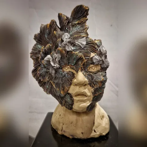 "Son" eseri ORÇUN İLTER tarafından 2024 yılında 25x15x15 cm ölçülerinde Stoneware Seramik Çamuru, Serbest Elle Şekillendirme tekniği ile yapılmıştır.