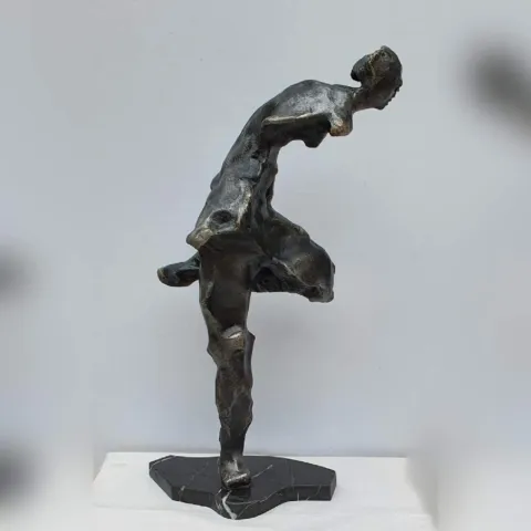 VOLKAN DEMİR — “İsimsiz”, 2024 "İsimsiz" eseri VOLKAN DEMİR tarafından 2024 yılında 50x32x17 cm ölçülerinde Polyester Heykel tekniği ile yapılmıştır.