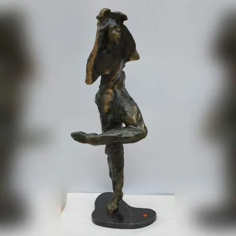 VOLKAN DEMİR — “İsimsiz”, 2024 "İsimsiz" eseri VOLKAN DEMİR tarafından 2024 yılında 60x27x21 cm ölçülerinde Polyester Heykel tekniği ile yapılmıştır.