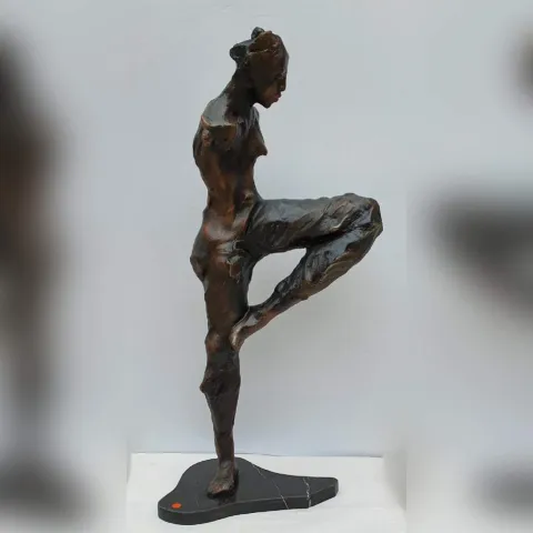 VOLKAN DEMİR — “İsimsiz”, 2024 "İsimsiz" eseri VOLKAN DEMİR tarafından 2024 yılında 62x30x23 cm ölçülerinde Polyester Heykel tekniği ile yapılmıştır.