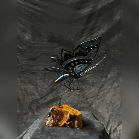 MÜCAHİT DİYAR ARIZ — “İsimsiz”, 2024 "İsimsiz" eseri MÜCAHİT DİYAR ARIZ tarafından 2024 yılında 29x20x28 cm ölçülerinde Metal heykel tekniği ile yapılmıştır.
