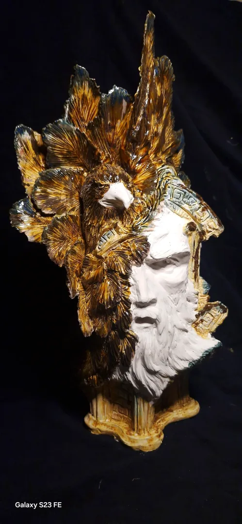 yakınlaştır "Zeus" eseri ORÇUN İLTER tarafından 2025 yılında 61x31x22 cm ölçülerinde Serbest şekillendirme, stoneware tekniği ile yapılmıştır.
