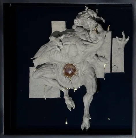 BUĞRA ÖZER — “Hegemonya”, 2025 "Hegemonya" eseri BUĞRA ÖZER tarafından 2025 yılında 60x58x12 cm ölçülerinde Stoneware kil ve epoksi, elle şekillendirme, 1200°C tekniği ile yapılmıştır.