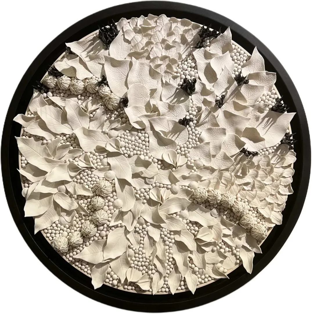 yakınlaştır "Mercan Seri 1" eseri DİLA NAZ AKGÜN tarafından 2025 yılında 61x61 cm ölçülerinde Porselen Murano Cam, Elle şekillendirme tekniği ile yapılmıştır.