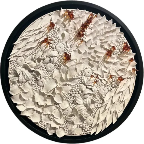 DİLA NAZ AKGÜN — “Mercan Seri 2”, 2025 "Mercan Seri 2" eseri DİLA NAZ AKGÜN tarafından 2025 yılında 61x61 cm ölçülerinde Porselen Murano Cam, Elle şekillendirme tekniği ile yapılmıştır.