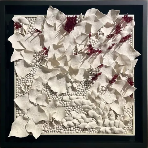 DİLA NAZ AKGÜN — “Mercan Seri 6”, 2025 "Mercan Seri 6" eseri DİLA NAZ AKGÜN tarafından 2025 yılında 54x54 cm ölçülerinde Porselen Murano Cam, Elle şekillendirme tekniği ile yapılmıştır.