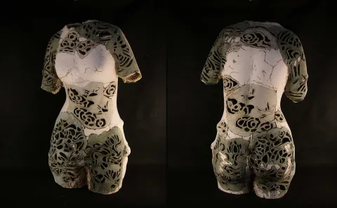 MİNE POYRAZ — “Torso”, 2025 "Torso" eseri MİNE POYRAZ tarafından 2025 yılında 64x38x20 cm ölçülerinde Seramik, Ajur Tekniği tekniği ile yapılmıştır.