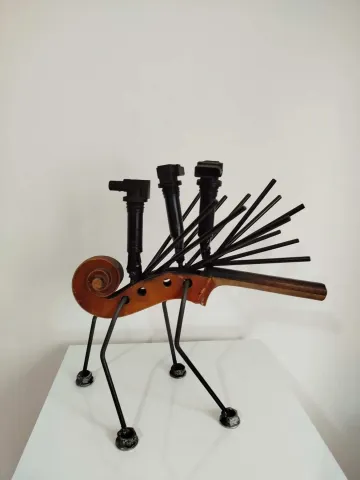DOĞAN KARAKILIÇ — “A fantastic song”, 2025 "A fantastic song" eseri DOĞAN KARAKILIÇ tarafından 2025 yılında 20x40x42 cm ölçülerinde Metal karışık teknik tekniği ile yapılmıştır.