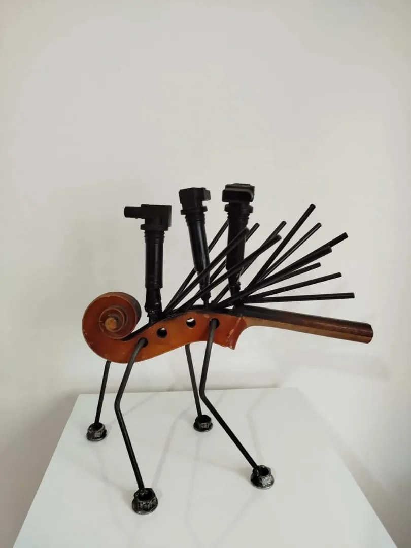 yakınlaştır "A fantastic song" eseri DOĞAN KARAKILIÇ tarafından 2025 yılında 20x40x42 cm ölçülerinde Metal karışık teknik tekniği ile yapılmıştır.