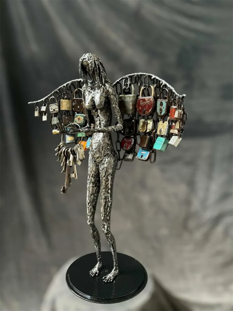 "Kilit bedenler serisi (detay)" eseri MUSTAFA TUĞRUL tarafından 2025 yılında 70x56x30 cm ölçülerinde Metal tekniği ile yapılmıştır.