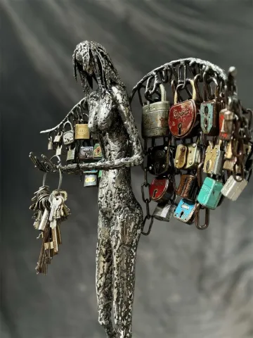 "Kilit bedenler serisi" eseri MUSTAFA TUĞRUL tarafından 2025 yılında 70x56x30 cm ölçülerinde Metal tekniği ile yapılmıştır.