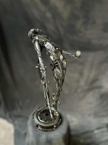 MUSTAFA TUĞRUL — “Karahindiba hasadı”, 2025 "Karahindiba hasadı" eseri MUSTAFA TUĞRUL tarafından 2025 yılında 68x52x38 cm ölçülerinde Metal tekniği ile yapılmıştır.