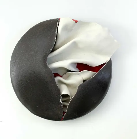GÜLİZ KORKMAZ — “Kaçış”, 2025 "Kaçış" eseri GÜLİZ KORKMAZ tarafından 2025 yılında 38x37x8 cm ölçülerinde Elle Şekillendirme Stoneware 1200°C tekniği ile yapılmıştır.