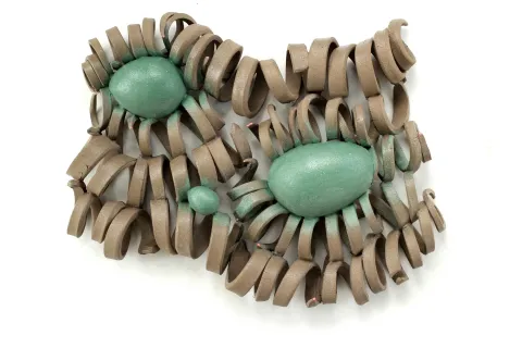 GÜLİZ KORKMAZ — “Temas”, 2025 "Temas" eseri GÜLİZ KORKMAZ tarafından 2025 yılında 47x39x9 cm ölçülerinde Elle Şekillendirme Stoneware 1200°C tekniği ile yapılmıştır.