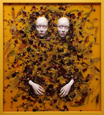 DUYGU AYDOĞAN — “İsimsiz”, 2025 "İsimsiz" eseri DUYGU AYDOĞAN tarafından 2025 yılında 88x79x10 cm ölçülerinde epoksi reçine, akrilik, polimer kil, kurutulmuş çiçek tekniği ile yapılmıştır.