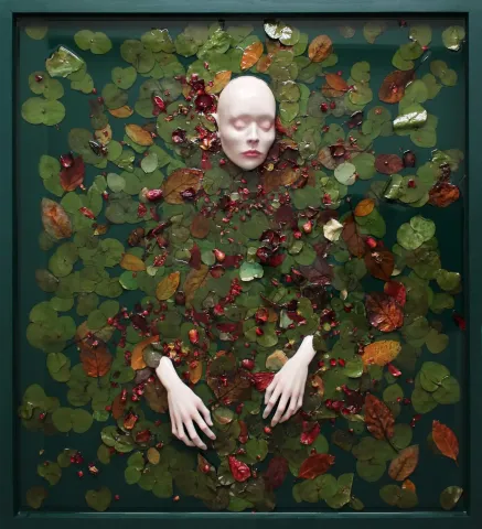 DUYGU AYDOĞAN — “İsimsiz”, 2025 "İsimsiz" eseri DUYGU AYDOĞAN tarafından 2025 yılında 88x79x10 cm ölçülerinde epoksi reçine, akrilik, polimer kil, kurutulmuş çiçek tekniği ile yapılmıştır.