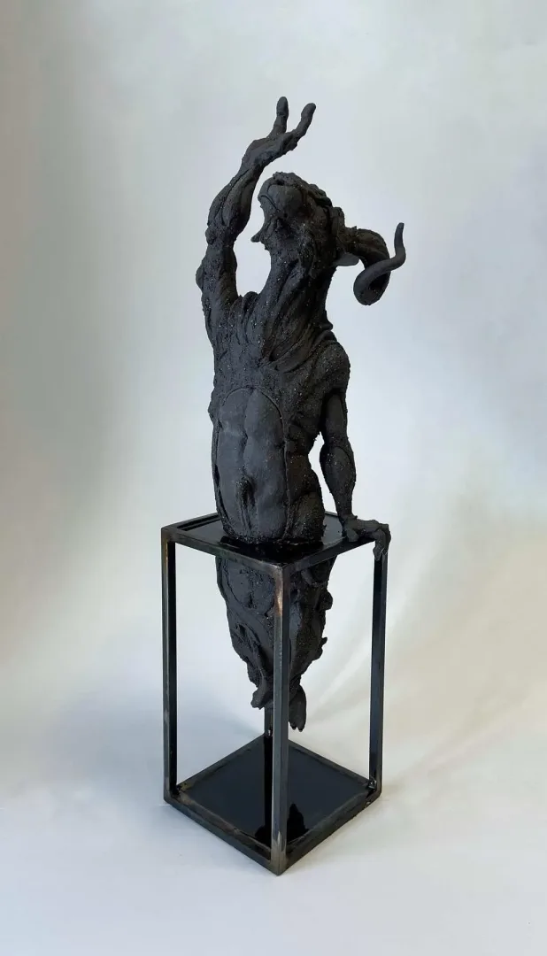 yakınlaştır "Yaradılış-III" eseri BUĞRA ÖZER tarafından 2025 yılında 65x18x18 cm ölçülerinde Stoneware seramik çamuru, serbest elle şekillendirme - 1245°C tekniği ile yapılmıştır.