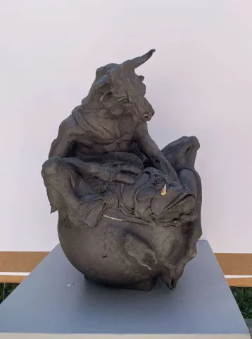 BUĞRA ÖZER — “Öz”, 2025 "Öz" eseri BUĞRA ÖZER tarafından 2025 yılında 40x31x32 cm ölçülerinde Stoneware kil, elle şekillendirme , 1245°C tekniği ile yapılmıştır.