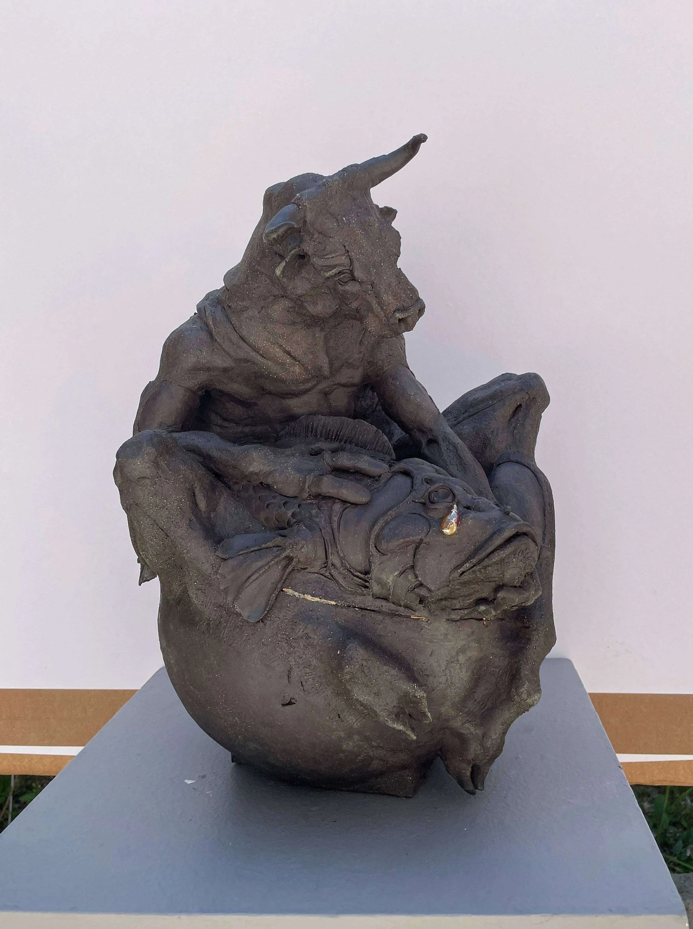 "Öz" eseri BUĞRA ÖZER tarafından 2025 yılında 40x31x32 cm ölçülerinde Stoneware kil, elle şekillendirme , 1245°C tekniği ile yapılmıştır.