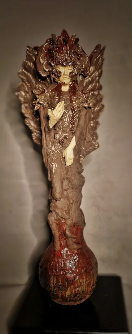 yakınlaştır "Titania" eseri ORÇUN İLTER tarafından 2025 yılında 67x25x25 cm ölçülerinde Stoneware - Serbest ell şekillendirme - 1200 °C tekniği ile yapılmıştır.