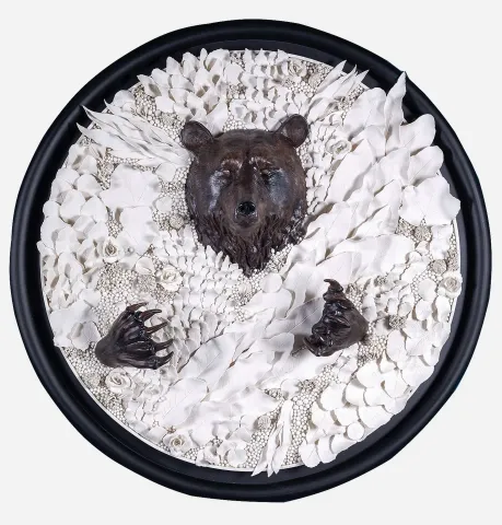DİLA NAZ AKGÜN — “Bear Archetype”, 2025 "Bear Archetype" eseri DİLA NAZ AKGÜN tarafından 2025 yılında 100x100 cm ölçülerinde Porselen elle şekillendirme tekniği ile yapılmıştır.