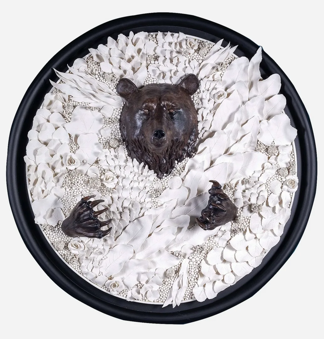 yakınlaştır "Bear Archetype" eseri DİLA NAZ AKGÜN tarafından 2025 yılında 100x100 cm ölçülerinde Porselen elle şekillendirme tekniği ile yapılmıştır.