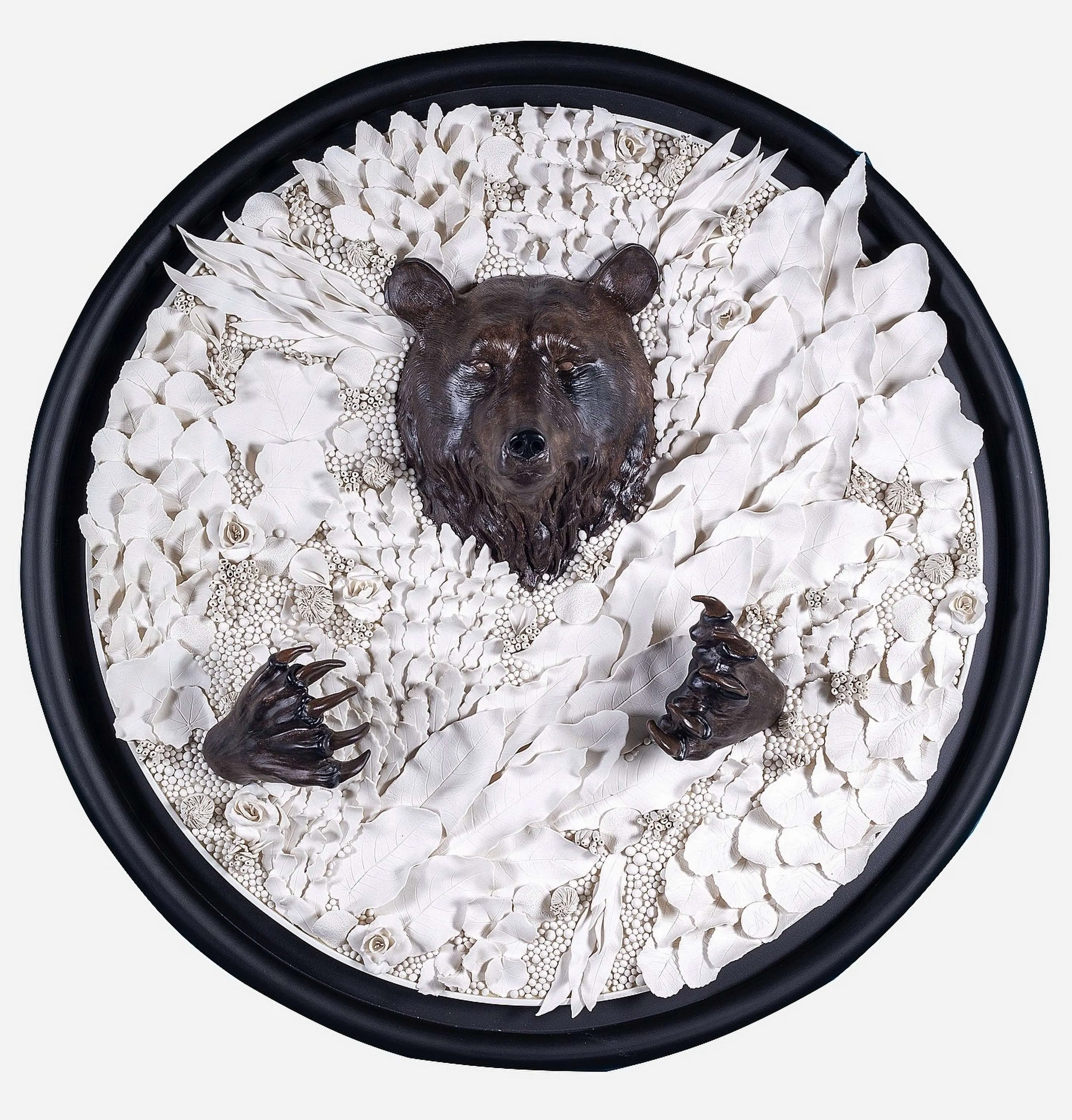 "Bear Archetype" eseri DİLA NAZ AKGÜN tarafından 2025 yılında 100x100 cm ölçülerinde Porselen elle şekillendirme tekniği ile yapılmıştır.