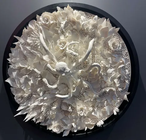 DİLA NAZ AKGÜN — “Octopus Archetype”, 2025 "Octopus Archetype" eseri DİLA NAZ AKGÜN tarafından 2025 yılında 60x60 cm ölçülerinde Porselen elle şekillendirme tekniği ile yapılmıştır.