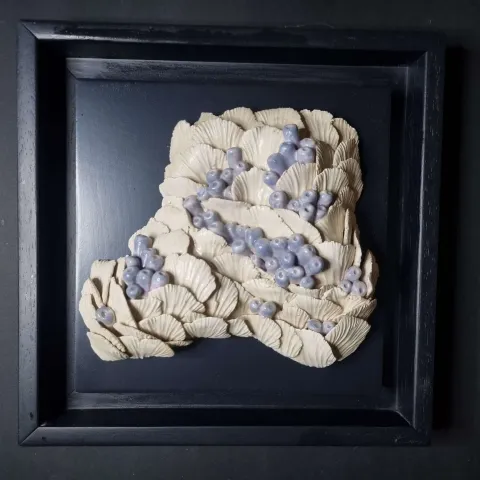 ELİF NURAN YAŞAROL — “isimsiz”, 2025 "isimsiz" eseri ELİF NURAN YAŞAROL tarafından 2025 yılında 26x26x8 cm ölçülerinde Seramik, Elle Şekillendirme tekniği ile yapılmıştır.