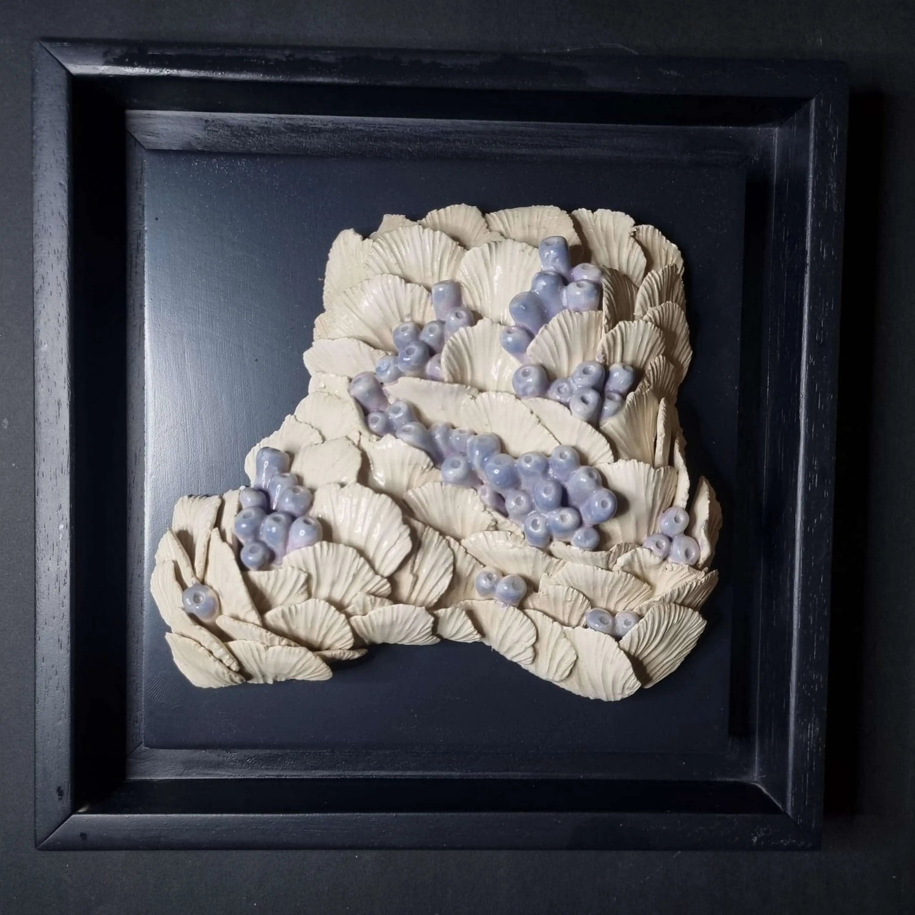 "isimsiz" eseri ELİF NURAN YAŞAROL tarafından 2025 yılında 26x26x8 cm ölçülerinde Seramik, Elle Şekillendirme tekniği ile yapılmıştır.