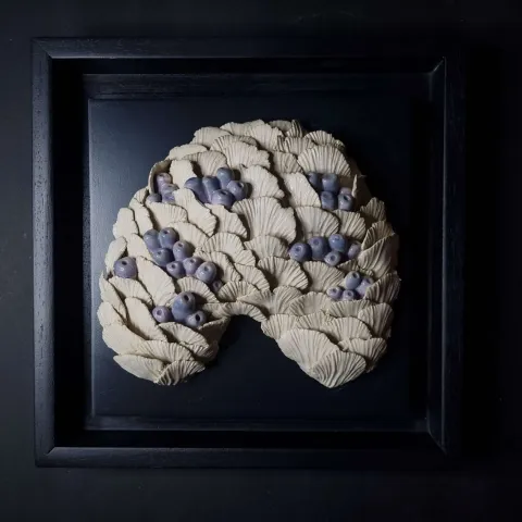 ELİF NURAN YAŞAROL — “isimsiz”, 2025 "isimsiz" eseri ELİF NURAN YAŞAROL tarafından 2025 yılında 26x26x8 cm ölçülerinde Seramik, Elle Şekillendirme tekniği ile yapılmıştır.
