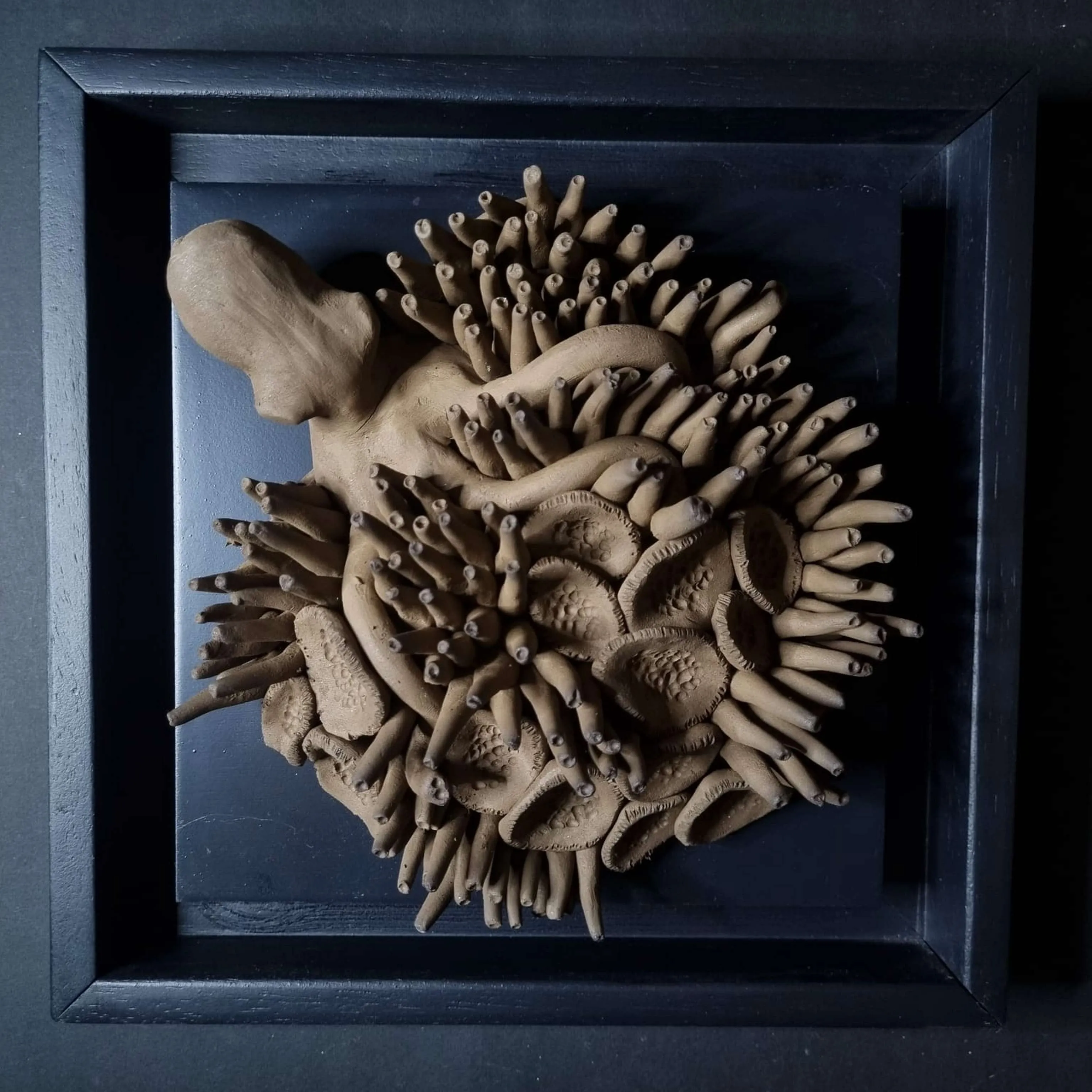 "isimsiz" eseri ELİF NURAN YAŞAROL tarafından 2025 yılında 26x26x8 cm ölçülerinde Seramik, Elle Şekillendirme tekniği ile yapılmıştır.