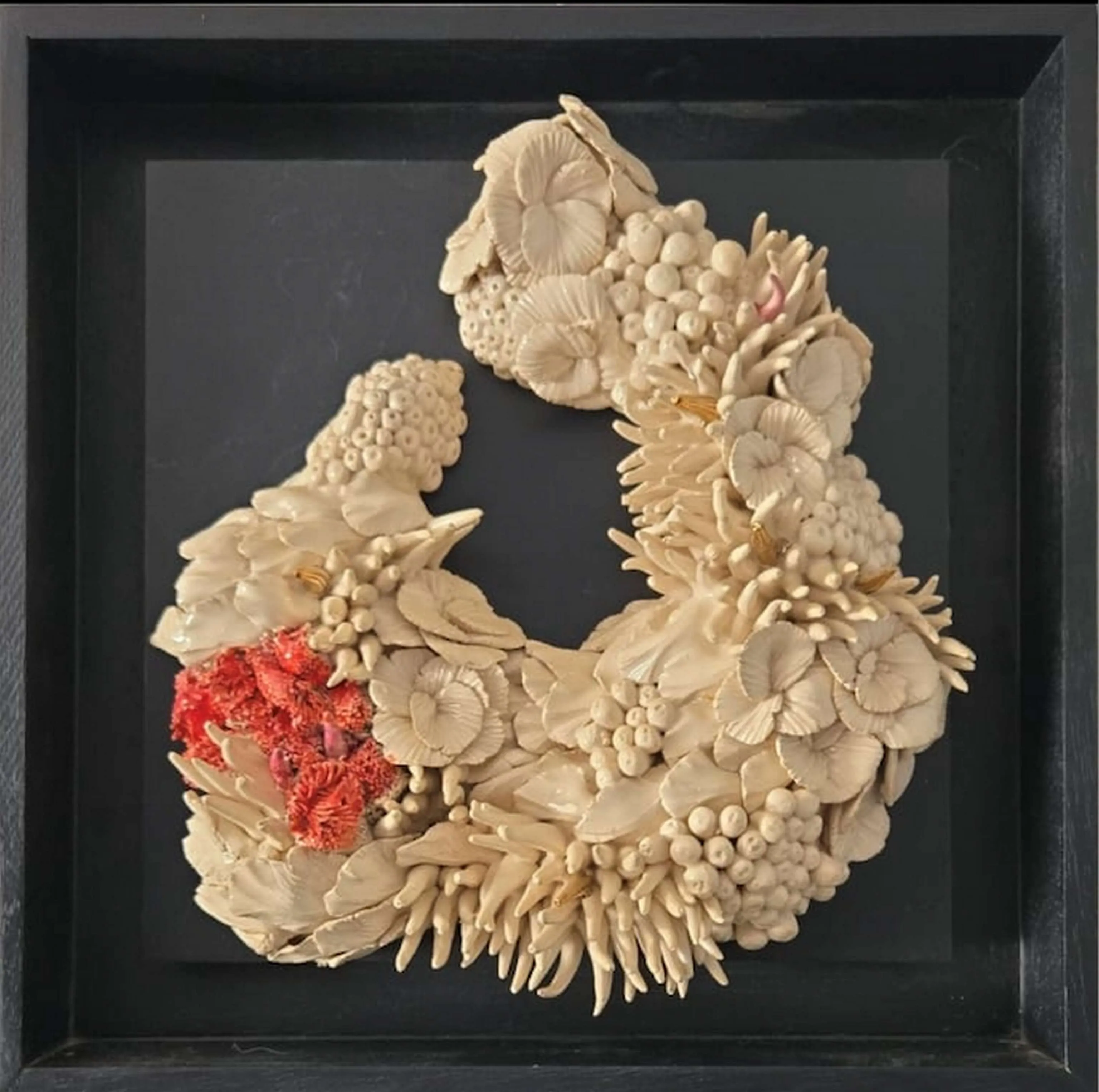 "isimsiz" eseri ELİF NURAN YAŞAROL tarafından 2024 yılında 36x36x8 cm ölçülerinde Seramik, Elle Şekillendirme tekniği ile yapılmıştır.