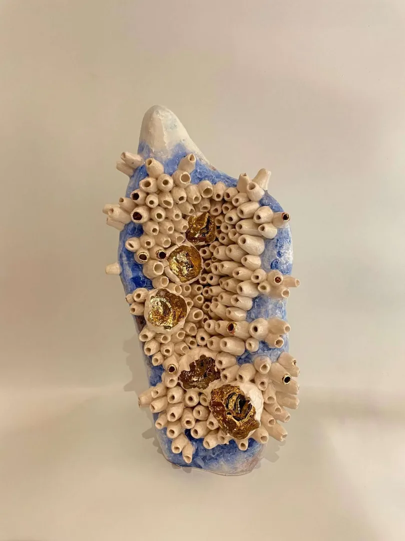 yakınlaştır "isimsiz" eseri ELİF NURAN YAŞAROL tarafından 2025 yılında 35x12,5x14 cm ölçülerinde Seramik, Elle Şekillendirme tekniği ile yapılmıştır.