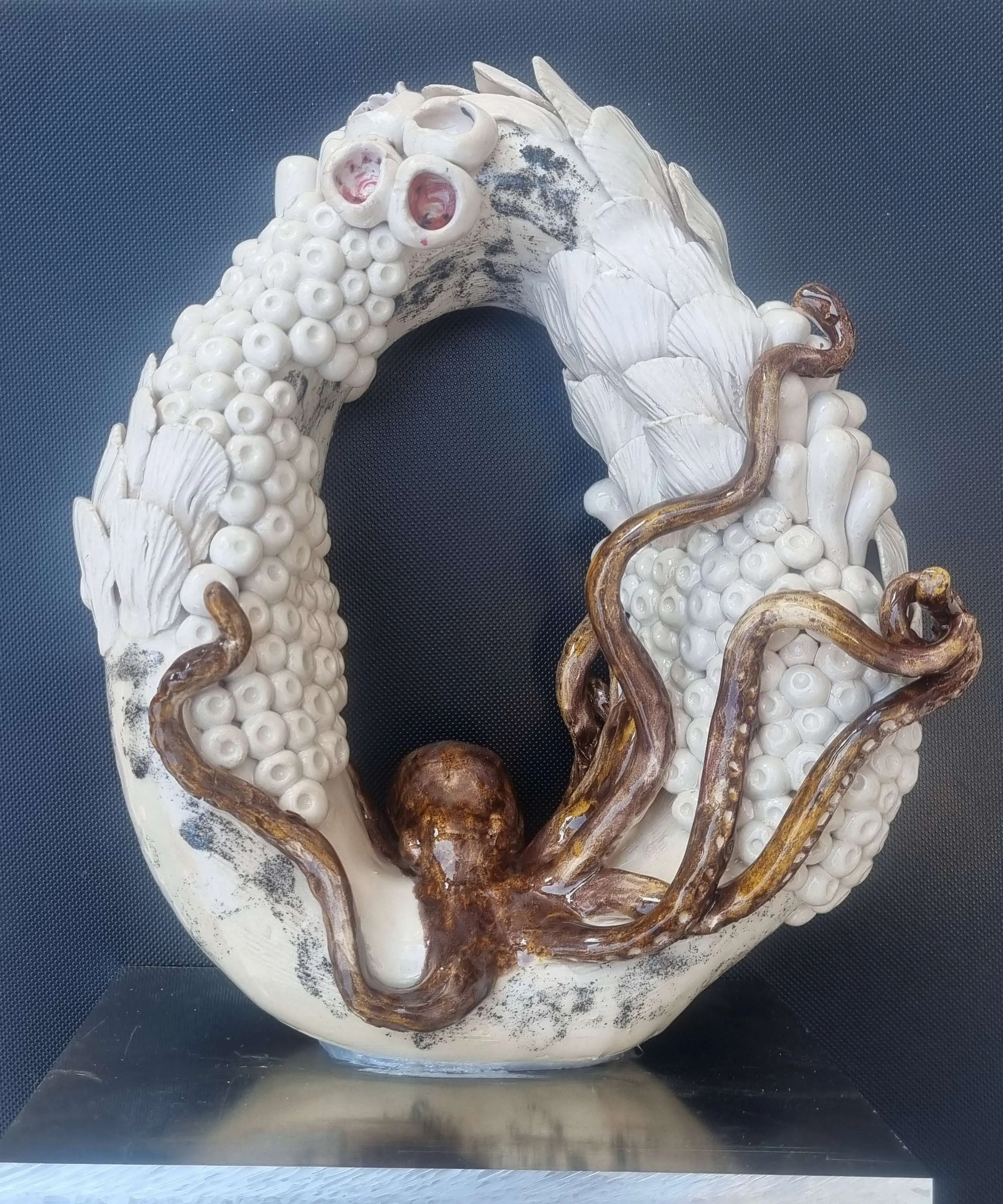 "isimsiz" eseri ELİF NURAN YAŞAROL tarafından 2025 yılında 27x22x15 cm ölçülerinde Seramik, Elle Şekillendirme tekniği ile yapılmıştır.