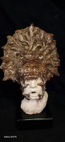 ORÇUN İLTER — “Cesaret”, 2025 "Cesaret" eseri ORÇUN İLTER tarafından 2025 yılında 42x27x15 cm ölçülerinde Serbest şekillendirme, stoneware tekniği ile yapılmıştır.