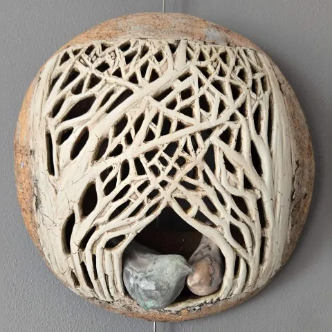 MİNE POYRAZ — “Ağaçlar”, 2025 "Ağaçlar" eseri MİNE POYRAZ tarafından 2025 yılında 31x31x12 cm ölçülerinde Seramik ajur tekniği ile yapılmıştır.