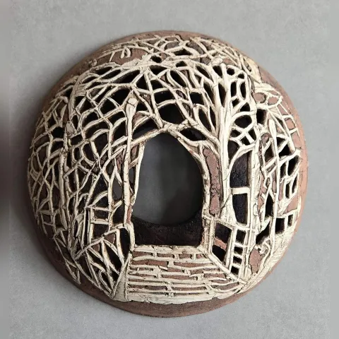 MİNE POYRAZ — “Ağaçlar”, 2025 "Ağaçlar" eseri MİNE POYRAZ tarafından 2025 yılında 31x31x12 cm ölçülerinde Seramik ajur tekniği ile yapılmıştır.